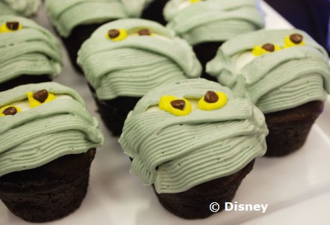 hallowishes-mummy-cupcakes.jpg