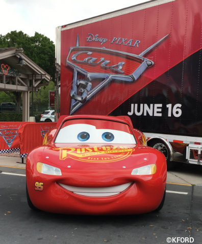 disney-pixar-cars3-road-to-the-races-lightning-mcqueen.jpg